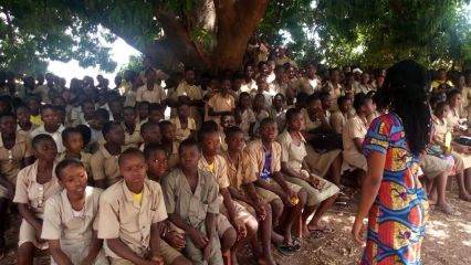 GROSSESSE ET HARCELLEMENT SEXUEL EN MILIEU SCOLAIRE : Regard d’Amour sensibilise les élèves du Ceg Guéré