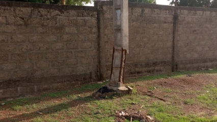 DJOUGOU/ENDOMMAGEMENT DU POTEAU ÉLECTRIQUE À L’ENTRÉE DU CEG PARTAGO. :  Les usagers exposés à un vrai danger