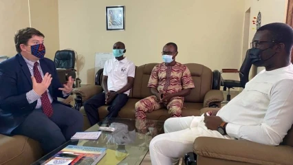 AUDIENCE A LA MAIRIE DE BOUKOMBE : Le maire Aldo Kouagou reçoit l&rsquo;émissaire de l&rsquo;ambassadeur des Etats-Unis