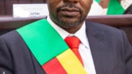 ASSEMBLÉE NATIONALE DU BÉNIN : L’He Oumarou Lafia interpelle le gouvernement au sujet de l’alcool frelaté