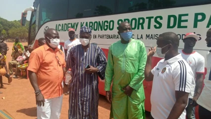 FOOTBALL À PARAKOU : L’Académy Kabongo se dote d’un bus flambant neuf