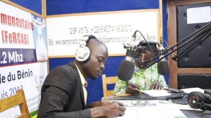 IMMERSION DANS LES ORGANES DE PRESSE : Des expériences partagées entre journalistes de Daabaaru et Deeman Radio