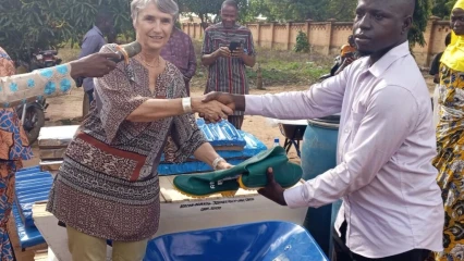BORGOU/MISE EN ŒUVRE DES POLITIQUES COMMUNALES DE L’EMPLOI :  L’Adécob et la Coopération Suisse font don d’équipements aux jeunes et femmes 