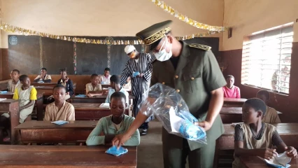 CORONAVIRUS :  Le préfet Cissé distribue les masques du gouvernement aux élèves