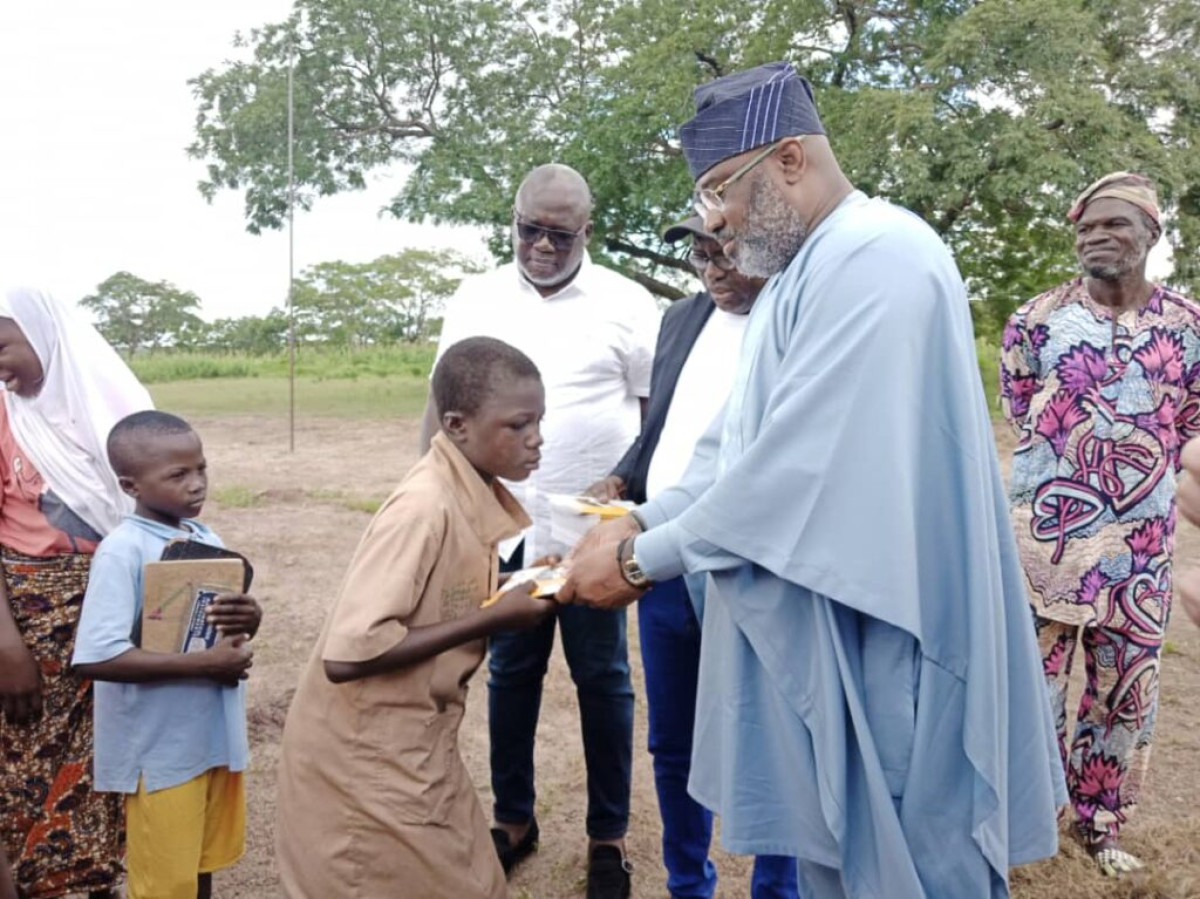 RENTRÉE SCOLAIRE 2024-2025 À DJOUGOU :  Richard Boni Ouorou grave son nom dans l&rsquo;esprit des acteurs éducatifs  . Un module de salles de classe et des tables-bancs offerts 