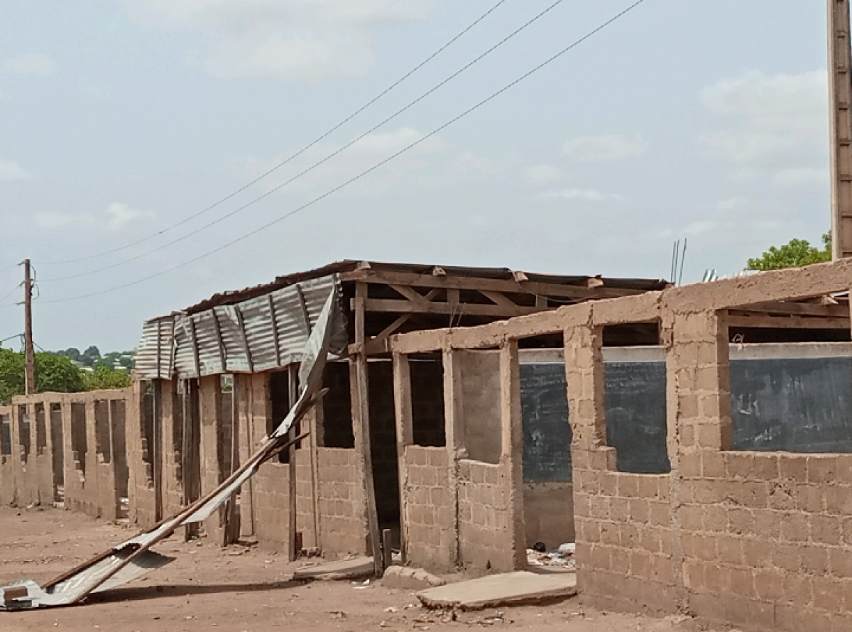 CONSEQUENCES DE LA DERNIERE PLUIE A PARAKOU : Un module de 8 classes décoiffé au Ceg Titirou . L’appel pressant du directeur Armand Kora aux bonnes volontés