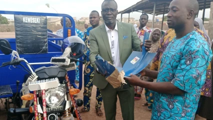 PARAKOU/ASSAINISSEMENT DU CADRE DE VIE DE DOKPAROU : Inoussa Zimé Chabi dote l&rsquo;association des jeunes d&rsquo;un tricycle