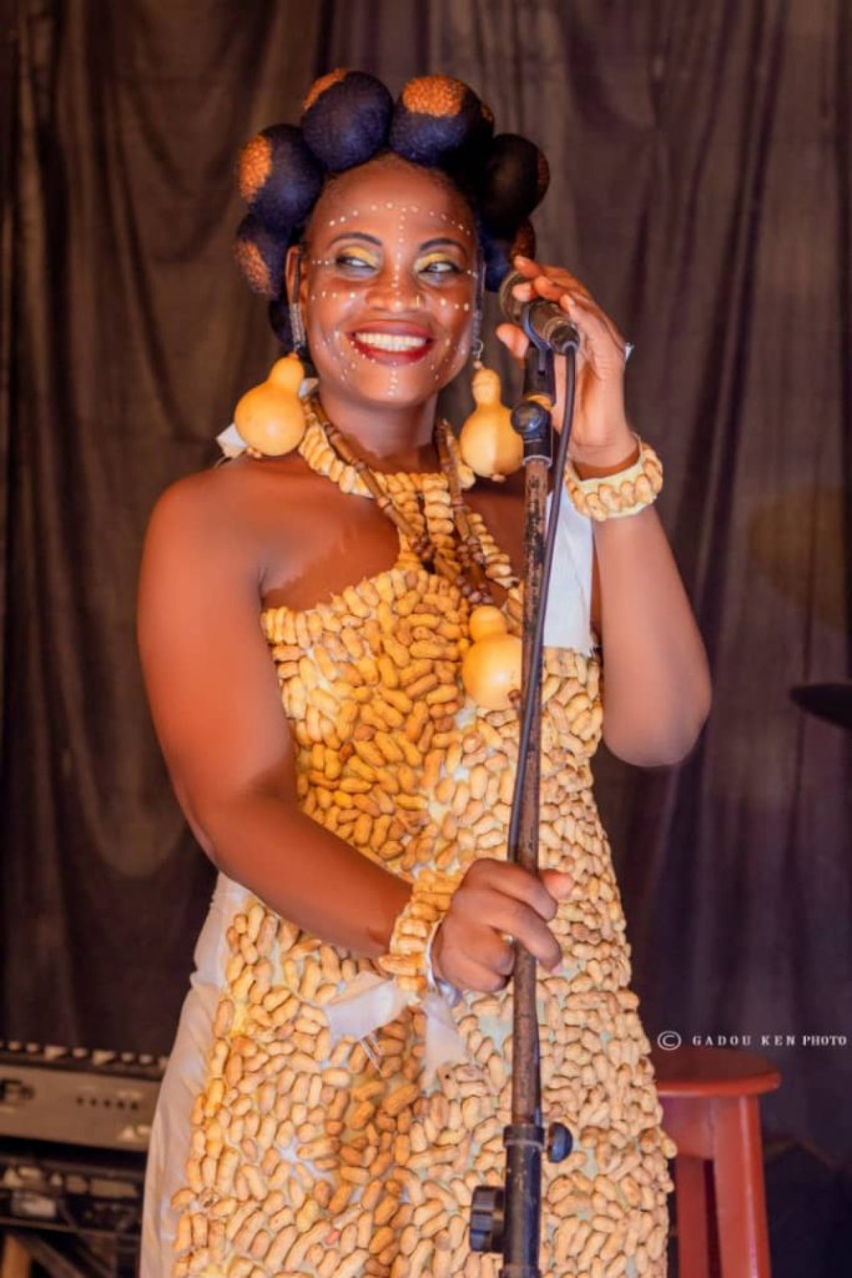 A LA DECOUVERTE D’UNE ARTISTE : N’Dani Gani, l’amazone aux talents fleurissants . Le lancement de son deuxième album en téléchargement