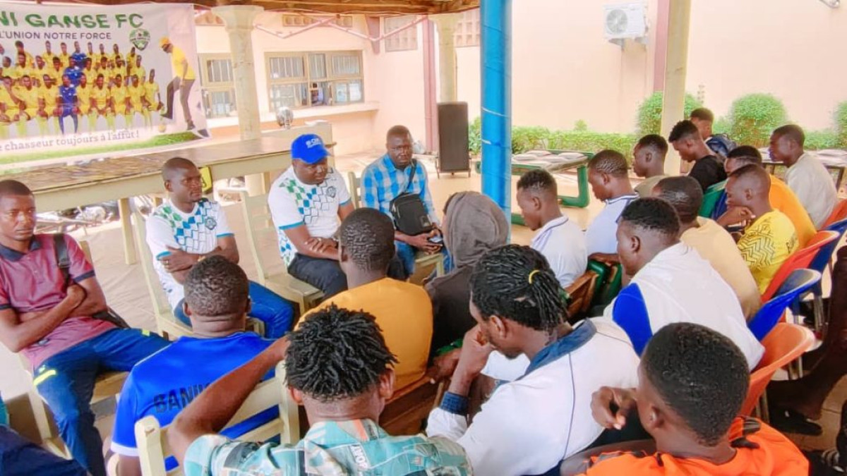 FIN DU CHAMPIONNAT BÉNINOIS DE FOOTBALL : Bio Sarako Tamou a communié avec ses joueurs de Bani Gansé Fc