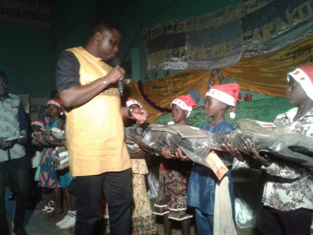 CÉLÉBRATION DE LA NATIVITÉ A BANIKOARA : Bio Tamou Sarako et les jeunes progressistes en père Noël