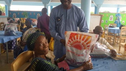 DON DE VIVRES AUX PERSONNES ÂGÉES À PARAKOU : Marcel Bocovo en bon samaritain