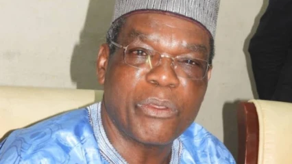 APRES AVOIR PARCOURU QUELQUES CENTRES DE VOTE,  Emmanuel Tiando se frotte les mains