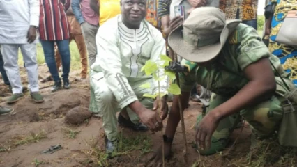 JOURNÉE NATIONALE DE L&rsquo;ARBRE À PARAKOU : La mairie met 2500 plants en terre