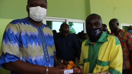 REFORME DANS LE SECTEUR DES CONDUCTEURS DE TAXIS-MOTOS A BANIKOARA : Le maire Sarako Tamou remet les cartes professionnelles