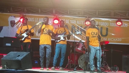 A L’OCCASION DE LA RENCONTRE DES ROIS DE L’AIRE CULTURELLE BAATONU ET BOO AVEC L’EMPEREUR DE NIKKI : Richard Boni Ouorou a offert un concert à la population de Nikki