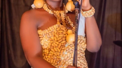 A LA DECOUVERTE D’UNE ARTISTE : N’Dani Gani, l’amazone aux talents fleurissants . Le lancement de son deuxième album en téléchargement