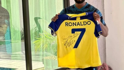 FANTASTIQUE : Kerozen reçoit un maillot dédicacé de Cristiano Ronaldo  . L&rsquo;artiste est également invité en Arabie Saoudite
