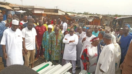 APRÈS L’INCENDIE SURVENU AU MARCHÉ ZONGO DE PARAKOU : Le Bloc Républicain offre du matériel pour sa reconstruction . L’He Charles Toko a conduit la délégation