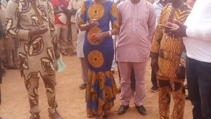 BORGOU/COLLEGE D’ENSEIGNEMENT GENERAL 1 ET 2 DE NIKKI : L’Ong Oredola fait don de 50 tables-bancs aux apprenants