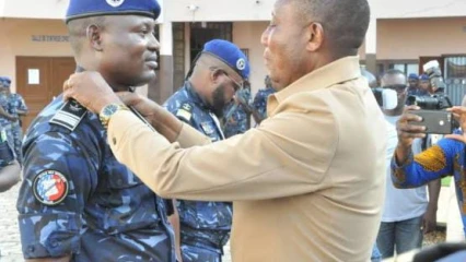 POLICE RÉPUBLICAINE AU BÉNIN : Léopold Egblekadja reçoit son galon de Commissaire Principal