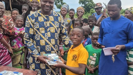 COURS DE VACANCES À NABAGA : Télesphore Nassikou Sékou gratifie les meilleurs apprenants 