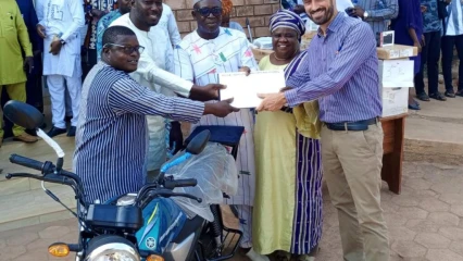 8E ÉDITION DU PRIX DE MEILLEURE GOUVERNANCE ORGANISÉ PAR L’ADECOB :  Nikki garde le titre et reçoit d’importants lots   . Des médecins communautaires dotés aussi de matériels 