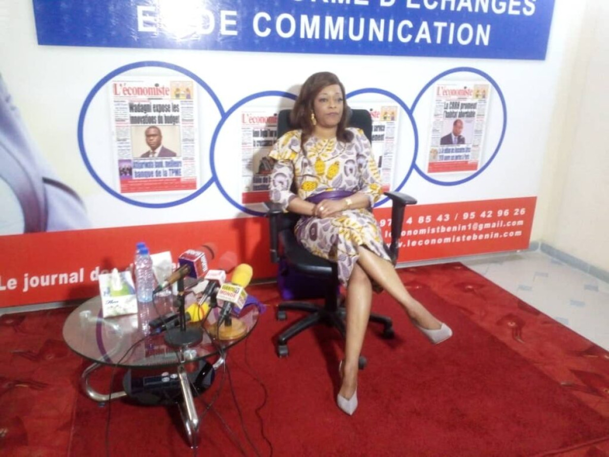 INVITEE DU CLUB DE L&rsquo;ECONOMISTE DU BENIN : Réckya Madougou décortique son dernier ouvrage « Soigner les certitudes »