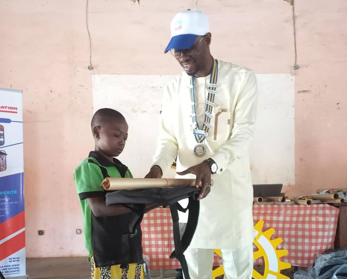 GRÂCE AU ROTARY CLUB DE NATITINGOU-TANGUIÉTA ET L&rsquo;ASSOCIATION PAIX ET ÉDUCATION :  Plusieurs apprenants bénéficient de kits scolaires à Péhunco