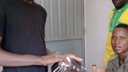 ACTE DE LOYAUTE A BEMBÉRÉKÉ : Après avoir ramassé un porte-monnaie contenant 155 000f, ils le retournent au propriétaire