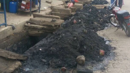 SUR INSTRUCTION DU MAIRE CHARLES TOKO,  Les caniveaux du noyau urbain de Parakou curés