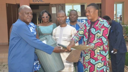 ASSAINISSEMENT DE LA VILLE DE ZOGBODOMEY : L&rsquo;Ong Secours Vie fait don de matériels à la mairie