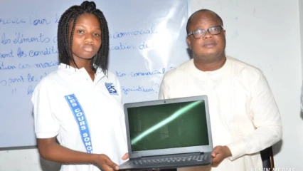 DISTRIBUTION DES ORDINATEURS AUX ÉTUDIANTS DES COURS SONOU :  Le Pdg Fabrice Sonou honore ses engagements