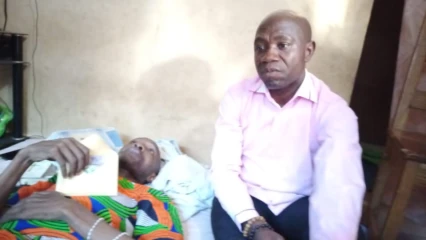 OEUVRE DE CHARITÉ À PARAKOU :     L&rsquo;artiste Aziz Touré et ses fans au chevet de Pancras Hountondji