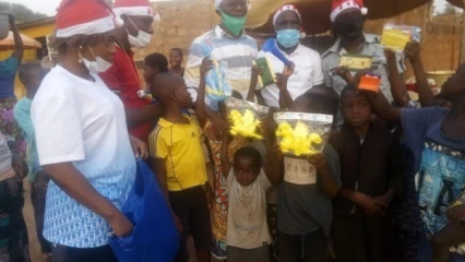NOËL DES ENFANTS DANS LE DEUXIEME ARRONDISSEMENT DE PARAKOU : Adiza Arouna, Souhaïlou Boukari et de Zul-kifly Zakarie offrent des cadeaux aux enfants