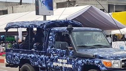 PROUESSE DE LA POLICE RÉPUBLICAINE DANS L’OUEME :  Six présumés « gayman » interpellés à Agblangandan   . D’importants objets saisis