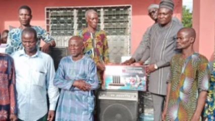 BEMBÉRÉKÉ/POUR LA PROMOTION DE LA CULTURE BAATONU : Aziz Koto Chabi offre des instruments modernes à l’orchestre « Tuko Sari » de Ina