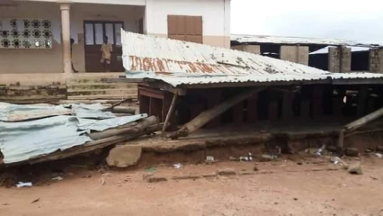 PARAKOU/À L’EPP GANON : L’effondrement d’un apatam fait des blessés