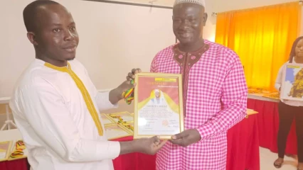 POUR SA CONTRIBUTION AU DÉVELOPPEMENT DE LA VILLE DE PARAKOU : Soulé Arouna du groupe de presse Baruka média distingué par l’Ong Ewa Africa