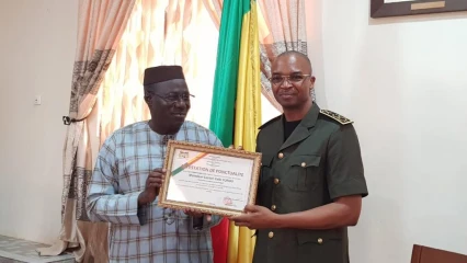 POUR SA PONCTUALITÉ LORS DES RÉUNIONS, Le préfet Cissé distingue le maire Yorou