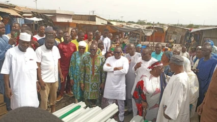 APRÈS L’INCENDIE SURVENU AU MARCHÉ ZONGO DE PARAKOU : Le Bloc Républicain offre du matériel pour sa reconstruction . L’He Charles Toko a conduit la délégation