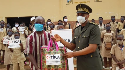 PRÉVENTION DE LA PROPAGATION DE LA COVID-19 DANS LES ÉTABLISSEMENTS DU BORGOU : Le préfet Cissé distribue 8 000 masques offerts par la Turquie aux apprenants