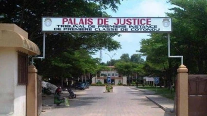 Pour vol de guirlandes: un jeune homme condamné à 12 mois de prison 