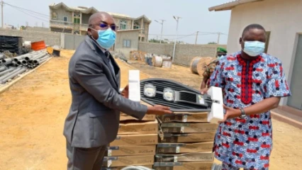 GRACE A L’ABERME : Le maire Sarako Tamou réceptionne 50 lampadaires pour Banikoara