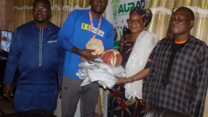 PROMOTION DU SPORT A KANDI : Zinatou Osséini dote les clubs de pétanque et de basket-ball d’équipements