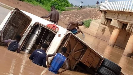 Accident de la circulation au Burkina Faso: un autocar finit sa course sous le pont Nakambé