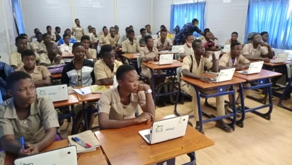 USAGE DU NUMERIQUE DANS L’ENSEIGNEMENT SECONDAIRE A PARAKOU : La salle Numérique du Ceg Albarika, comme un outil d’éducation et d’épanouissement des élèves filles . Les actions du Plan International Bénin à encourager