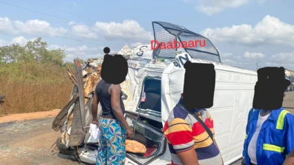 BÉNIN : Un accident de circulation impliquant un camion, un mini-bus, un taxi et un véhicule personnel fait d’énormes dégâts  . A quoi sert le ministère des infrastructures ?