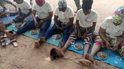 CÉLÉBRATION EN DIFFÉRÉ DE LA JIF À PARAKOU : L’Ong Okouabo et l’Apahp réunissent les femmes autour du décorticage de sésame