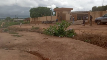 IMPRATICABILITE DE LA ROUTE D&rsquo;ACCÈS AU COMMISSARIAT DE TIBONA A PARAKOU :  Le génie béninois appelé au secours