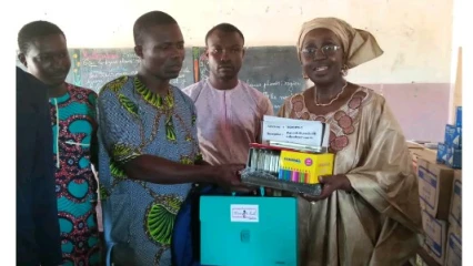 8È CIRCONSCRIPTION ÉLECTORALE : Mariama Baba Moussa fait don de kits scolaires